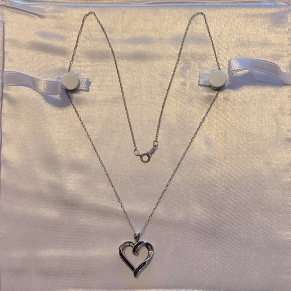 1/5cttw Black and White Diamond Heart Necklace - Picture 2 of 6
